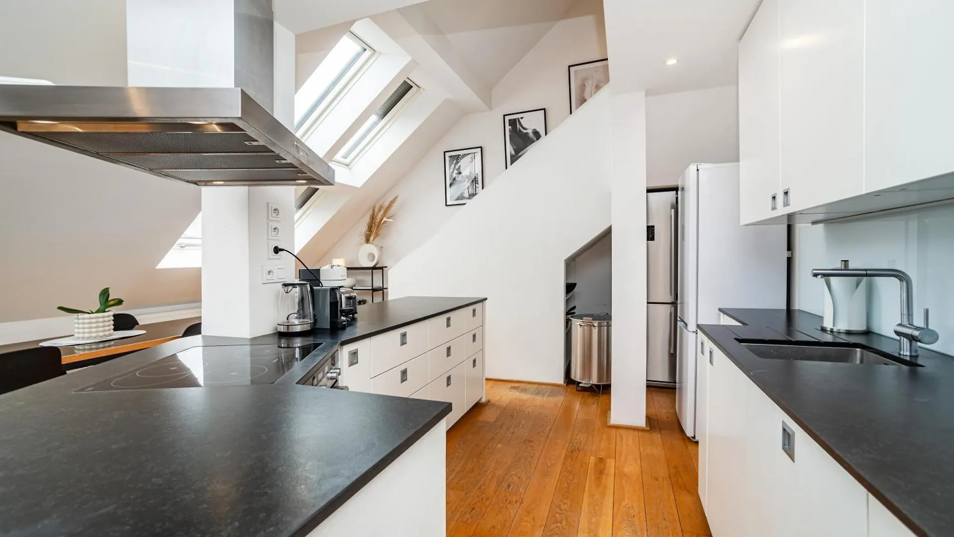 Luxurious 3Bed Very Spacious Apt In The Best Area Prague