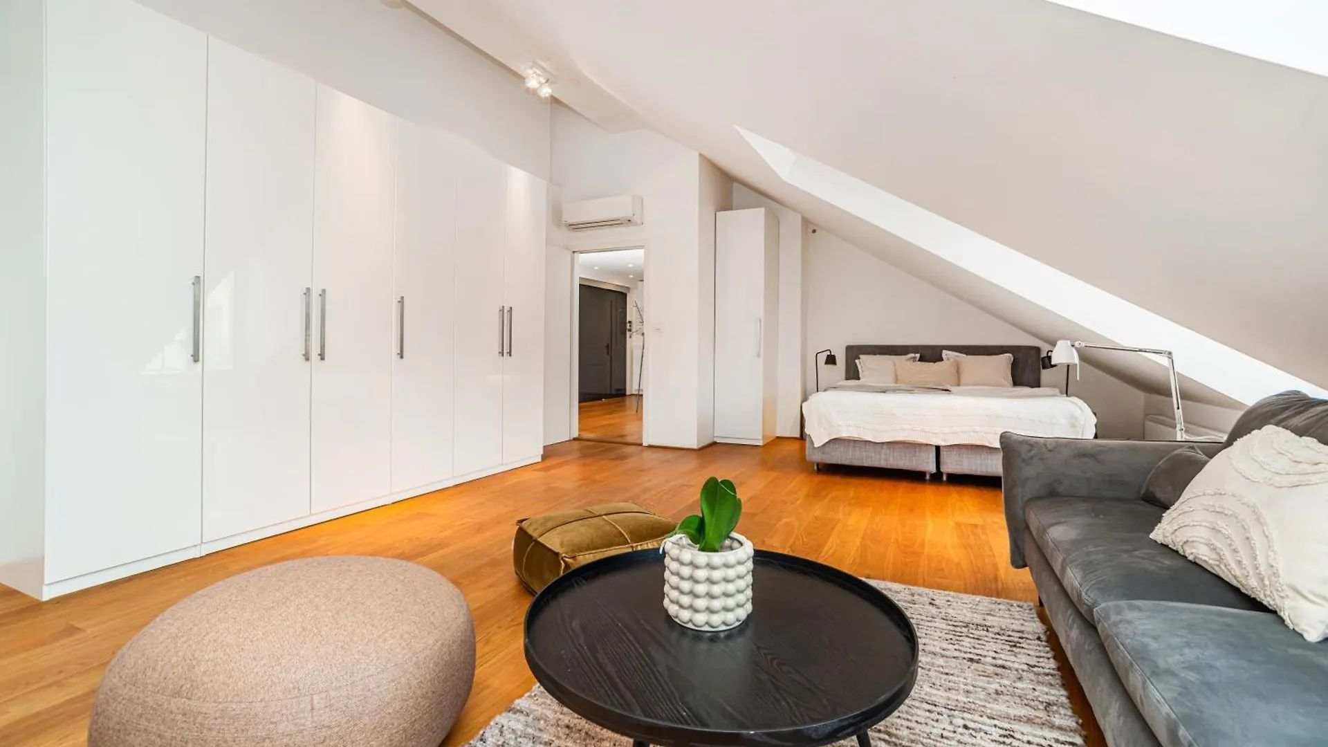 Luxurious 3Bed Very Spacious Apt In The Best Area Prague
